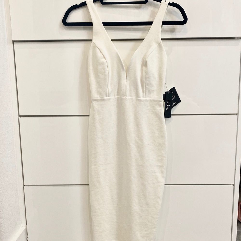 ✨✨LULU’s White form fitting dress